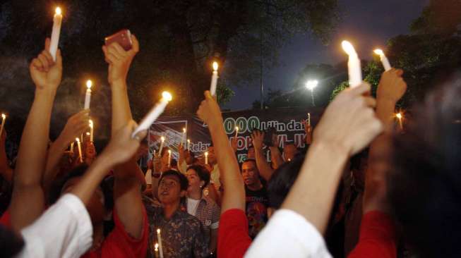 Aksi 1000 lilin dari untuk rakyat Palestina di Tugu Proklamasi Jakarta, Jumat (11/7). [suara.com/Adrian Mahakam]