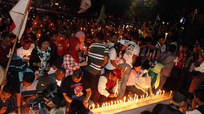Aksi 1000 lilin untuk rakyat Palestina di Tugu Proklamasi Jakarta, Jumat (11/7). [suara.com/Adrian Mahakam]