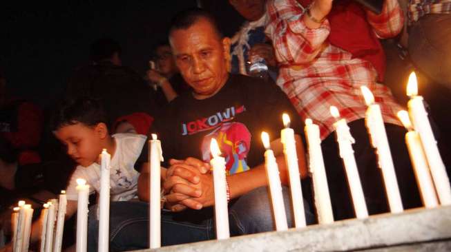 Aksi 1000 lilin dari untuk rakyat Palestina di Tugu Proklamasi Jakarta, Jumat (11/7). [suara.com/Adrian Mahakam]