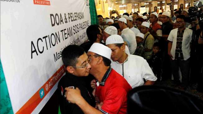 Pelepasan tim \"SOS Palestine\" dari ACT di Masjid Istiqlal, Jakarta, Jumat (11/7/2014), guna membawa bantuan masyarakat berupa paket pangan, medis dan peralatan ke Palestina. [Suara.com/Adrian Mahakam]