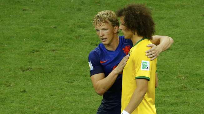 Pemain Belanda Dirk Kuyt menunjukkan simpati kepada bek Brasil David Luiz usai timnya mengalahkan Brasil 3-0 dalam laga perebutan juara 3 Piala Dunia di Brasilia, (13/7). (Reuters/Ruben Sprich)