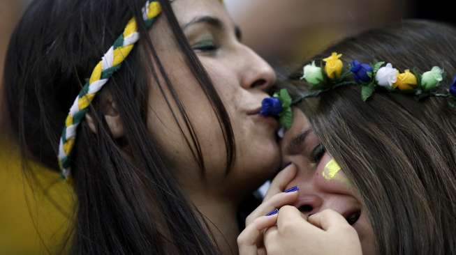 Seorang fans Brasil menangisi kekalahan tim favoritnya dari Belanda dalam laga perebutan juara tiga Piala Dunia di Brasilia, (13/7). (Reuters/Ueslei Marcelino)