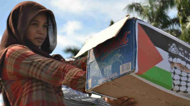 Warga perbatasan Indonesia-Malaysia menggalang dana untuk Palestina di Nunukan, Kalimantan Utara, Minggu (13/7). [Antara/M Rusman]