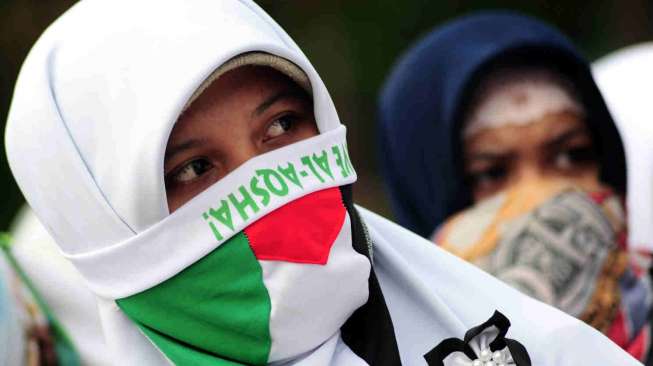 Sejumlah pengunjukrasa dalam Peduli Palestina di Bundaran Digulis, Pontianak, Kalbar, Minggu (13/7). [Antara/Jessica Helena Wuysang]