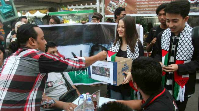 Aksi Anggota Komunitas Fotojurnalisme Warga Mata Kamera  menggalang dana untuk  Palestina, di Medan, Sumut, Sabtu (12/7). [Antara/Irsan Mulyadi]