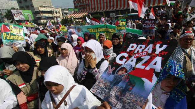 Sejumlah umat Muslim dari berbagai wilayah di Kota Medan melakukan penggalangan dana, Minggu (13/7). [Antara/Septianda Perdana]