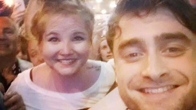 Daniel Radcliffe "Ber-Selfie" Ria Pakai Ponsel Fans