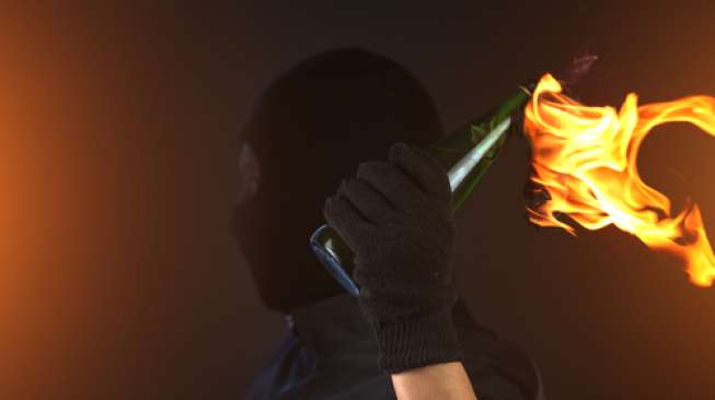 Ilustrasi bom molotov. (Shutterstock)