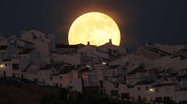 Menyaksikan Indahnya Fenomena "Supermoon" di Langit Malam