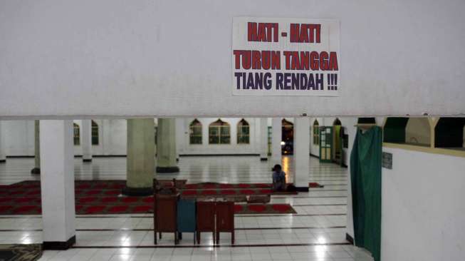 Masjid Bersejarah Nurul Abror yang didirikan sekitar tahun 1857 teletak di Jalan Mangga Dua Dalam, Jakarta, Sabtu (12/7). [suara.com/Adrian Mahakam]