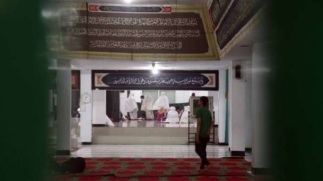 Masjid Bersejarah Nurul Abror yang didirikan sekitar tahun 1857 teletak di Jalan Mangga Dua Dalam, Jakarta, Sabtu (12/7). [suara.com/Adrian Mahakam]