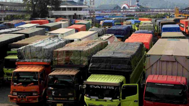 Pelabuhan Merak Dipadati Ribuan Truk Ekspedisi