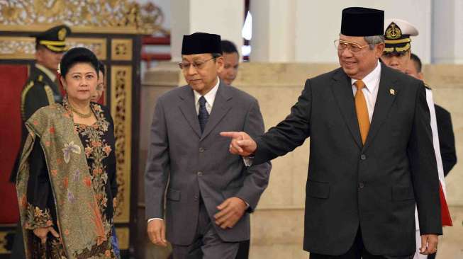 Presiden Susilo Bambang Yudhoyono (kanan) bersama Wapres Boediono (tengah) dan Ibu Negara Ny. Ani Yudhoyono (kiri) tiba lokasi pelantikan Wakil Menlu di Istana Negara, Jakarta, Senin (14/7). [Antara/Widodo S. Jusuf]