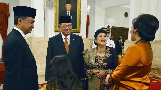 Kado Spesial Ibu Ani di Hari Ultah SBY Diiringi Lagu Ebiet G Ade 