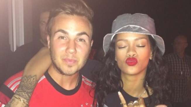 Rihanna Pamer Selfie dengan Mario Goetze