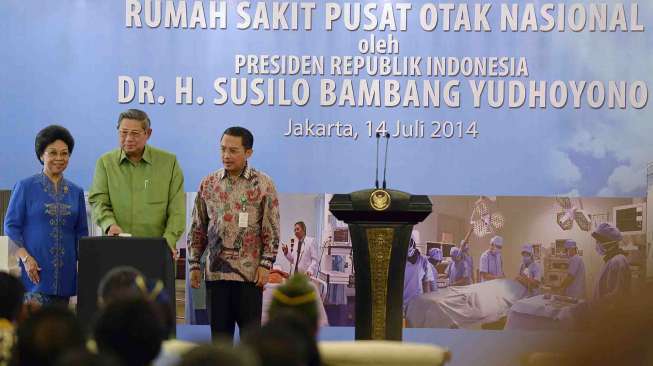 Presiden Susilo Bambang Yudhoyono dan Ibu Negara Ny Ani Yudhoyono meninjau Rumah Sakit Pusat Otak Nasional di Jakarta, Senin (14/7). [Antara/Widodo S. Jusuf]