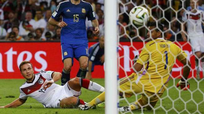 Mario Goetze membobol gawang Argentina dalam Final Piala Dunia 2014 di stadion Maracana Stadium di Rio de Janeiro, Brazil, Minggu (13/7). [Reuters/Kai Pfaffenbach] 