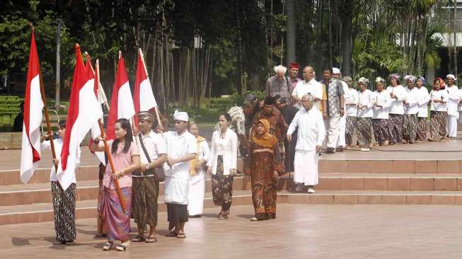 Pernyataan sikap Gerakan Moral Rekonsiliasi Indonesia (GMRI) bersama tokoh agama-spiritual dan tokoh masyarakat di Tugu Proklamasi Jakarta, Selasa (15/7). [suara.com/Adrian Mahakam]