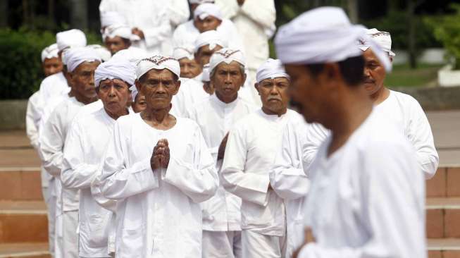 Pernyataan sikap Gerakan Moral Rekonsiliasi Indonesia (GMRI) bersama tokoh agama-spiritual dan tokoh masyarakat di Tugu Proklamasi Jakarta, Selasa (15/7). [suara.com/Adrian Mahakam]