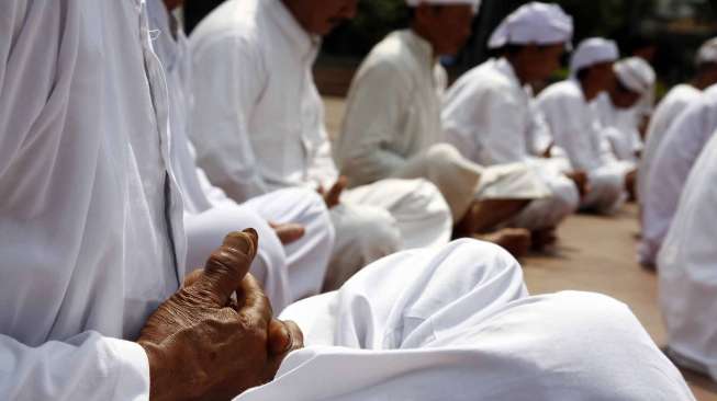 Pernyataan sikap Gerakan Moral Rekonsiliasi Indonesia (GMRI) bersama tokoh agama-spiritual dan tokoh masyarakat di Tugu Proklamasi Jakarta, Selasa (15/7). [suara.com/Adrian Mahakam]