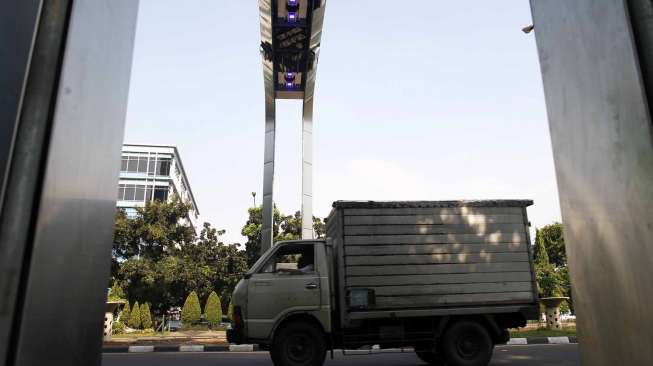 Uji coba Electronic Road Pricing di depan gedung Panin Bank Jakarta, Selasa (15/7). [suara.com/Adrian Mahakam]