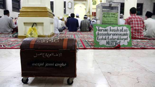 Masjid Jami' Angke atau yang memiliki nama resmi Al-Anwar terletak di Jalan Tubagus Angke jakarta, Selasa (15/7). [suara.com/Adrian Mahakam]