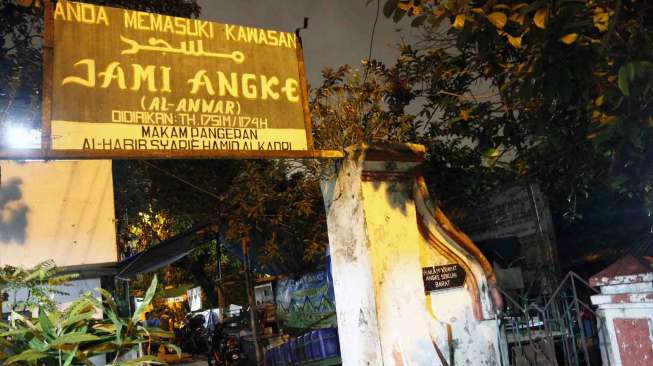 Masjid Jami' Angke atau yang memiliki nama resmi Al-Anwar terletak di Jalan Tubagus Angke jakarta, Selasa (15/7). [suara.com/Adrian Mahakam]