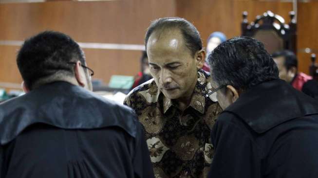 Bekas Deputi Bidang Moneter dan Devisa Bank Indonesia Budi Mulya menjalani sidang pembacaan putusan di pengadilan tipikor Jakarta, Rabu (16/7). [suara.com/Adrian Mahakam]