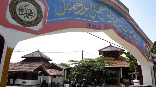 Masjid Al-Alam atau sering disebut Masjid Si Pitung yang terletak di Jalan Marunda Besar, Jakarta Utara, Kamis (17/7). [suara.com/Adrian Mahakam]