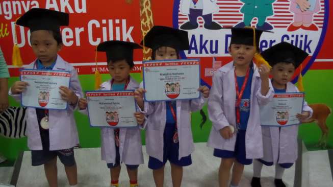 Asyiknya Jadi Dokter Cilik