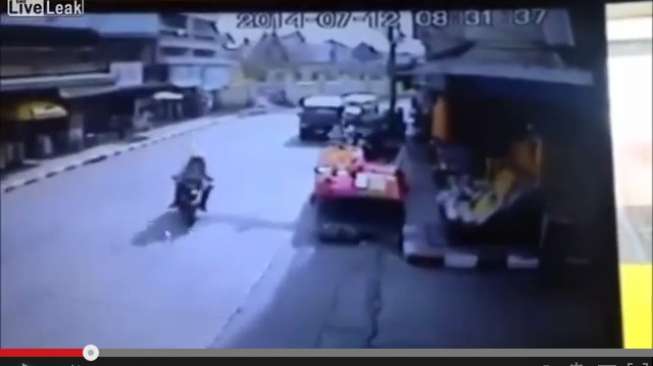 Video: Detik-detik Pengendara Motor yang Lolos dari Maut