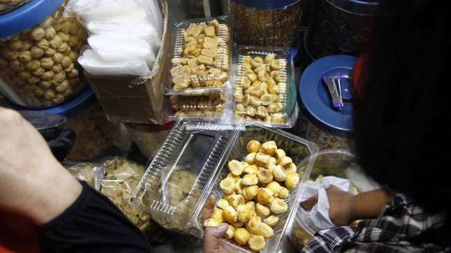 Suasana penjualan kue kering di Pasar Jatinegara Jakarta, Jumat (18/7). [suara.com/Adrian Mahakam]