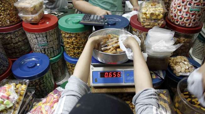 Suasana penjualan kue kering di Pasar Jatinegara Jakarta, Jumat (18/7). [suara.com/Adrian Mahakam]