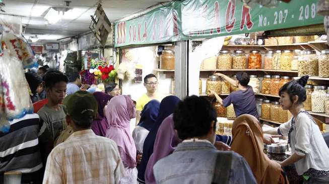 Suasana penjualan kue kering di Pasar Jatinegara Jakarta, Jumat (18/7). [suara.com/Adrian Mahakam]