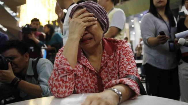 Keluarga korban pesawat Boeing 777 milik Malaysia Airlines MH 17 yang jatuh di Ukraina, di Bandara Internasional Sepang, Jumat (18/7). [Reuters/Olivia Harris]