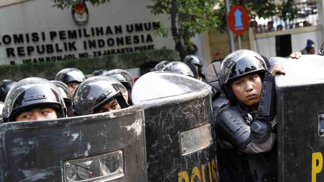 Simulasi Pengamanan pada saat pengumuman pemenang pemilu presiden 2014, di depan gedung KPU Jakarta, Sabtu (19/7). [suara.com/Adrian Mahakam]