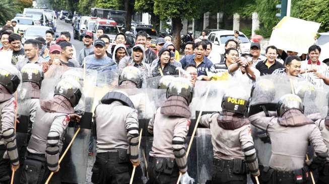 Simulasi Pengamanan pada saat pengumuman pemenang pemilu presiden 2014, di depan gedung KPU Jakarta, Sabtu (19/7). [suara.com/Adrian Mahakam]