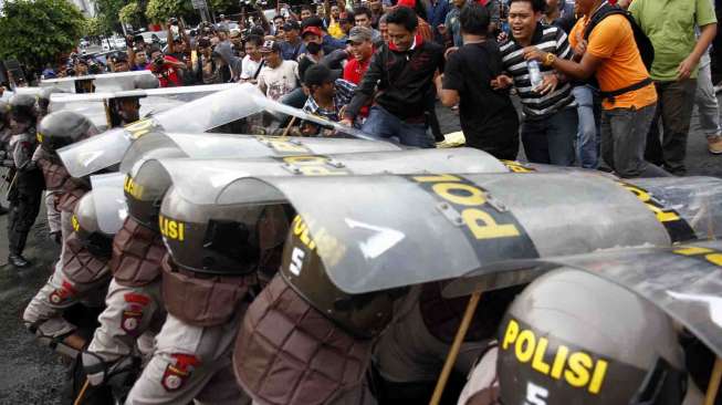 Simulasi Pengamanan pada saat pengumuman pemenang pemilu presiden 2014, di depan gedung KPU Jakarta, Sabtu (19/7). [suara.com/Adrian Mahakam]