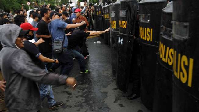 Simulasi Pengamanan pada saat pengumuman pemenang pemilu presiden 2014, di depan gedung KPU Jakarta, Sabtu (19/7). [suara.com/Adrian Mahakam]