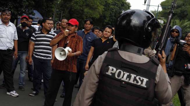 Simulasi Pengamanan pada saat pengumuman pemenang pemilu presiden 2014, di depan gedung KPU Jakarta, Sabtu (19/7). [suara.com/Adrian Mahakam]