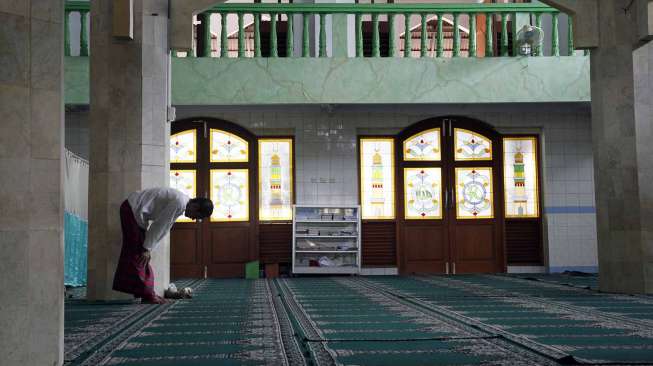 Masjid Jami' Al-Atiq yang awalnya masjid ini bernama masjid Kandang Kuda karena berada di perkampungan tukang Sado terletak di Jalan Masjid I kampung Melayu Besar Jakarta, Sabtu (19/7). [suara.com/Adrian Mahakan]