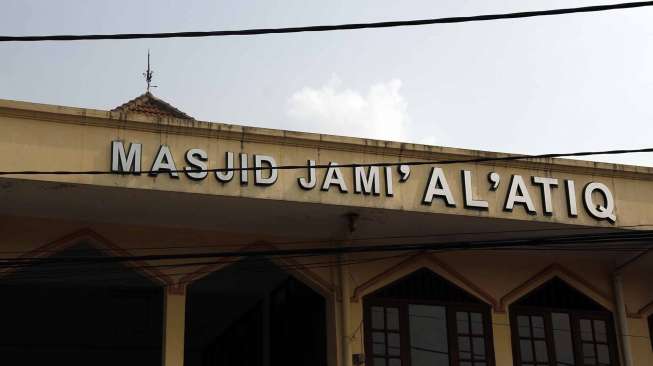 Masjid Jami' Al-Atiq yang awalnya masjid ini bernama masjid Kandang Kuda karena berada di perkampungan tukang Sado terletak di Jalan Masjid I kampung Melayu Besar Jakarta, Sabtu (19/7). [suara.com/Adrian Mahakan]