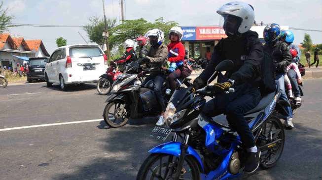Kendaraan melintas di jalur alternatif Desa Ampil Gading, Comal, Pemalang, Jateng, Sabtu (19/7). [Antara/Oky Lukmansyah]