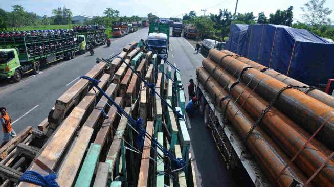 Deretan truk berhenti di jalur pantura akibat jembatan amblas, Kamis (19/7). [Antara/Oky Lukmansyah]