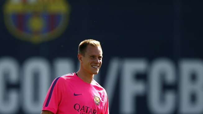 Ter Stegen Cedera Punggung Saat Latihan 