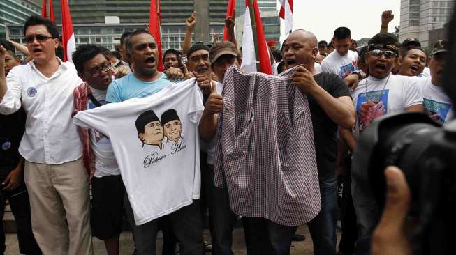 Aksi damai pendukung pasangan capres-cawapres Jokowi-JK dan Prabowo-Hatta di Bundaran Hotel Indonesia Jakarta, Senin (21/7). [suara.com/Adrian Mahakam]