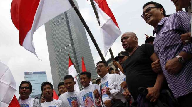 Aksi damai pendukung pasangan capres-cawapres Jokowi-JK dan Prabowo-Hatta di Bundaran Hotel Indonesia Jakarta, Senin (21/7). [suara.com/Adrian Mahakam]