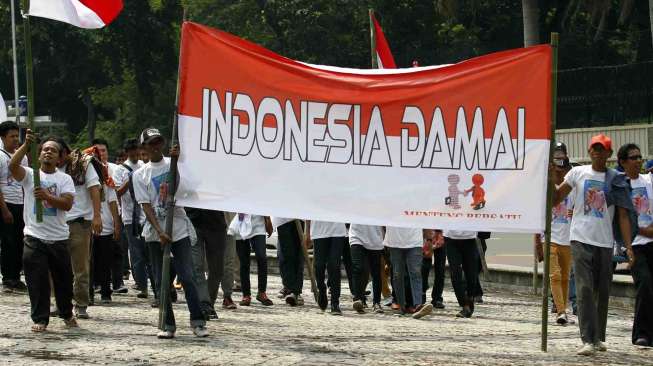 Aksi damai pendukung pasangan capres-cawapres Jokowi-JK dan Prabowo-Hatta di Bundaran Hotel Indonesia Jakarta, Senin (21/7). [suara.com/Adrian Mahakam]