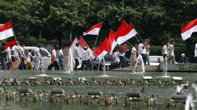 Aksi damai pendukung pasangan capres-cawapres Jokowi-JK dan Prabowo-Hatta di Bundaran Hotel Indonesia Jakarta, Senin (21/7). [suara.com/Adrian Mahakam]