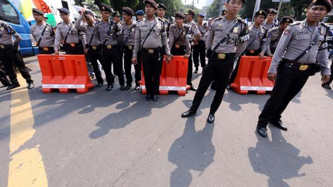 Aparat Kepolisian berjaga-jaga mengamankan prosesi penghitungan suara di kantor KPU, Jakarta, Senin (21/7). [suara.com/Kurniawan Mas'ud]